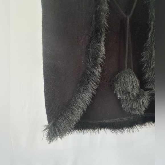 Attyre New York Size Large Black Vest Faux Fur Border and Tie Balls - Picture 5 of 9